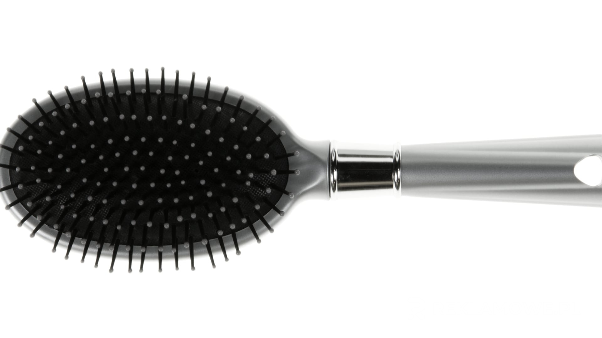 Różnorodne grupy ludzi odbierające szczotki reklamowe