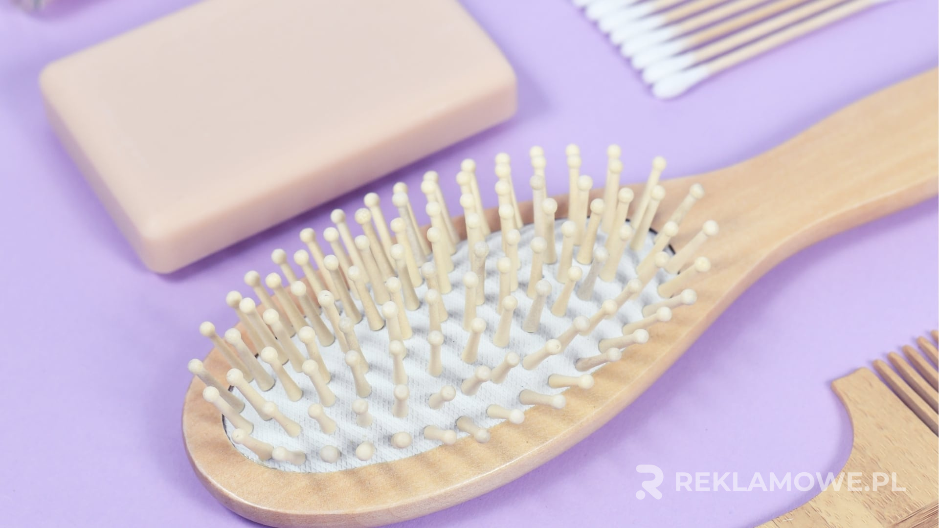 Szczotki reklamowe na tle zieleni